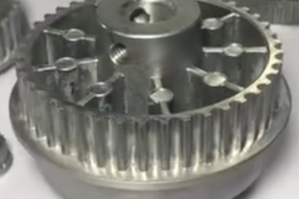 降溫了，來(lái)壓鑄車(chē)間烤火